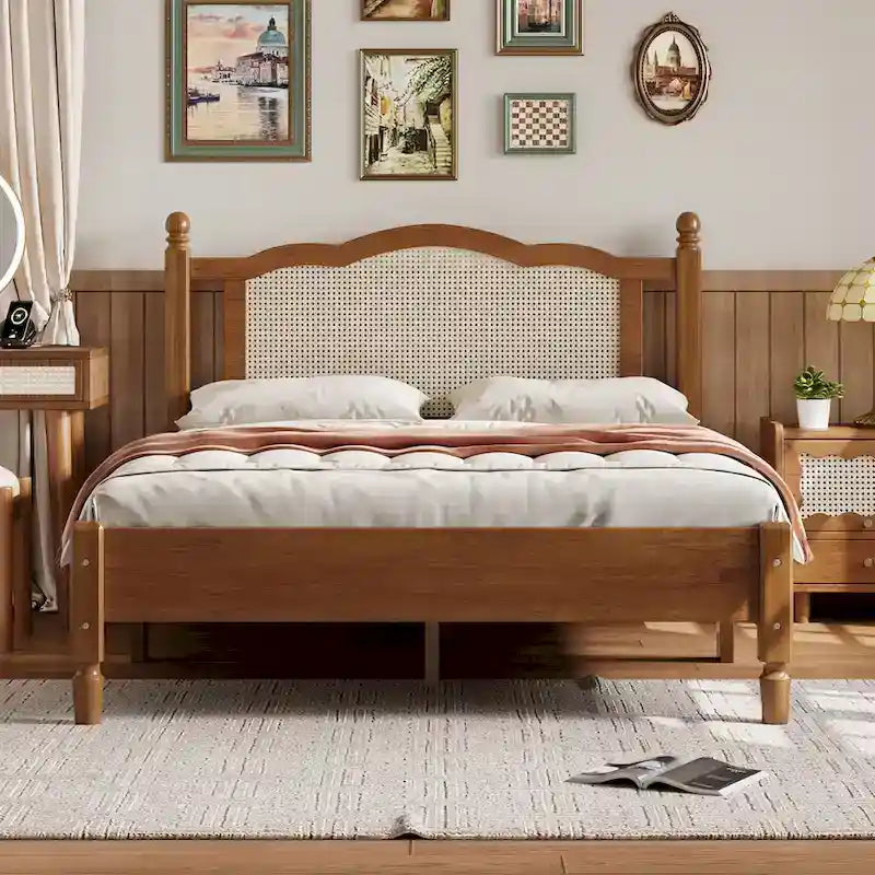 Lit plateforme en bois avec tête de lit en rotin naturel